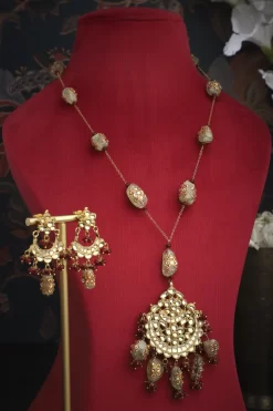 Royaa Pendant Set