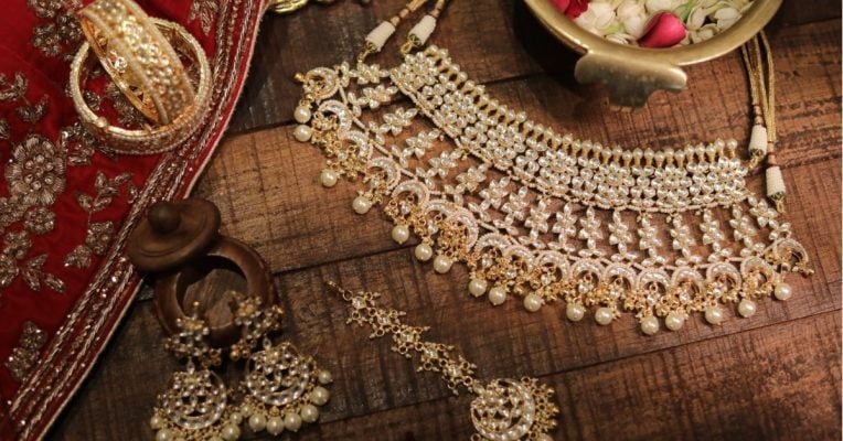 Best Necklaces to Wear with Boat Neck Outfits