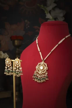 Thanvi Pendant Set