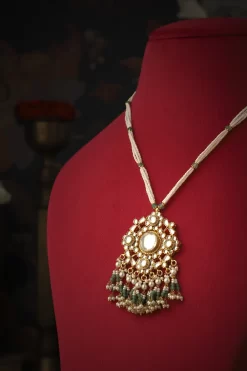Thanvi Pendant Set